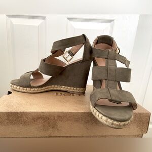 MERONA Faux Suede wedges in olive green | Size 6.5